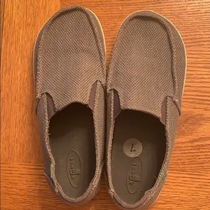 Sanuks men’s size 7/ women’s 8.5 new grey
